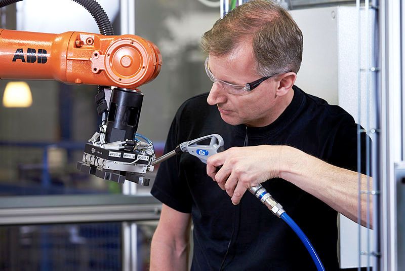 Pistolet do konserwacji robotów przemysłowych